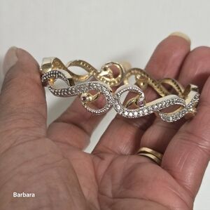 Single Row Swirl Crystal Swan Head Bangle Bracelet